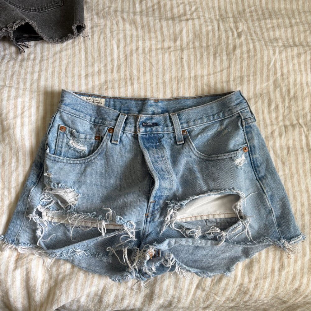 Levi 501 Ripped Denim Light Wash Shorts Size 28